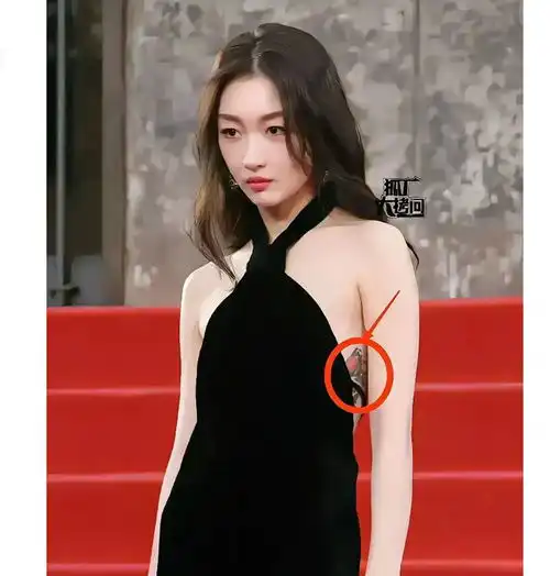 电影节上,周冬雨穿吊带黑裙走红毯的照片,腋下纹身破坏全部美感