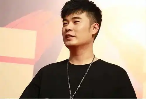 商业鬼才陈赫住顶级豪宅开百万跑车,仅靠副业就赚上千亿
