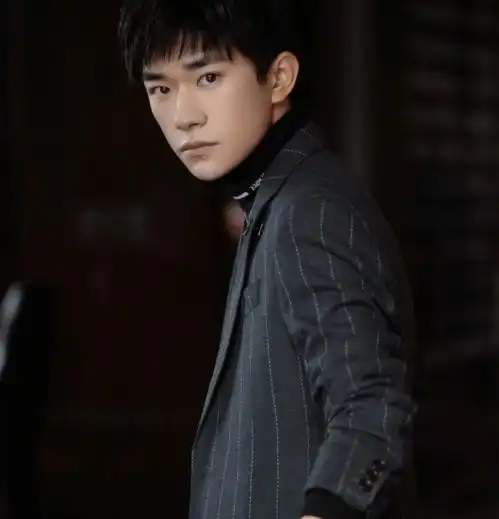 易烊千玺腿受伤,跛脚走路让人心疼,无美颜照片沧桑的像个中年人
