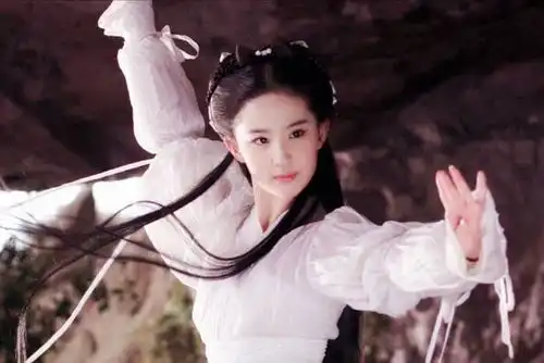 张佳宁被曝新恋情,与男友恩爱携手同回家,网友她都30多岁了