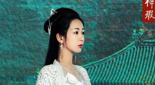 杨紫新剧路透照曝光,造型干练,不过她每次的造型好像都差不多