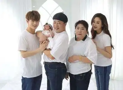 44岁女星和60岁公公一起逛街,26岁老公靠边站,画面很和谐