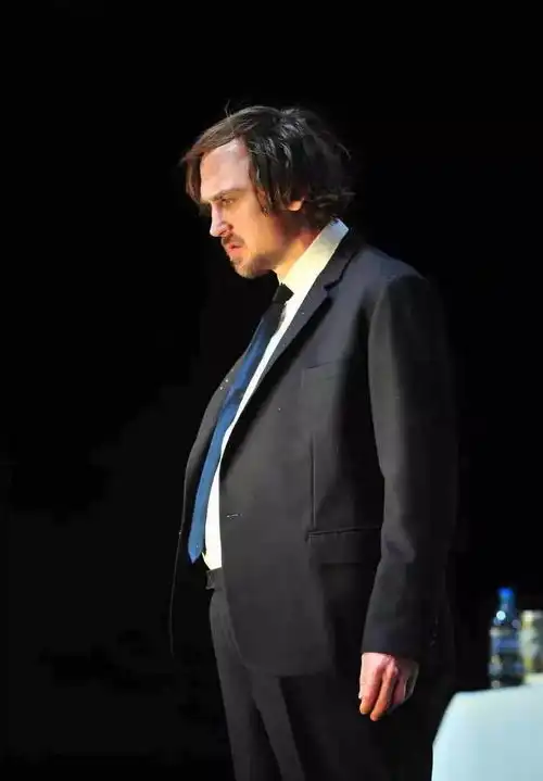 当代莎剧之窗剧场性创造奥斯特玛雅哈姆雷特的开场
