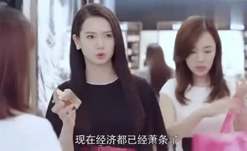 宋祖儿妆容精致被嫌土,小宋佳用旧款手机,盛装的时尚感穿帮