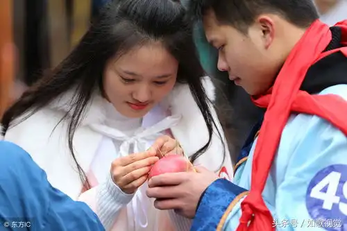 百名单身男女身着古装,用手机摇一摇相亲,靠谱吗