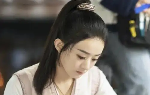 赵丽颖周翡晒少女照,当照片放大十倍,确定赵丽颖是33岁
