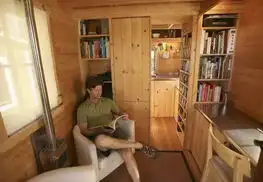 美国一男子买不起房建造小屋蜗居
