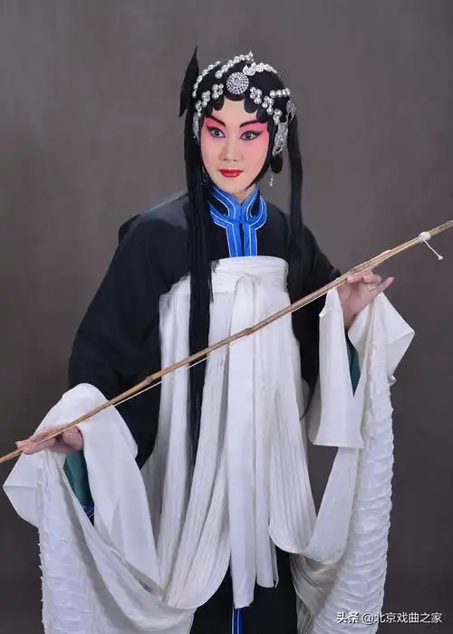 北京京剧院领衔主演榜单张慧芳和胡文阁在排名最后,您喜欢哪位
