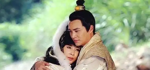 刘晓庆与张纪中夫妇聚会,脸部僵硬不似真人,疑填充过度肿胀所致