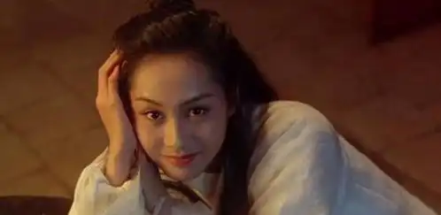 朱茵素颜带女儿逛街被偶遇,女儿乖巧可爱,朱茵漂亮甜美