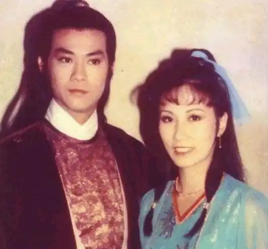 73岁的张无忌拥着73岁的赵敏拍照缘分40年,弹指一挥间