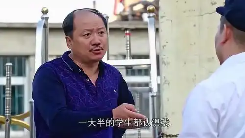 乡村爱情大叔硬闯校园大门不成,反被保安挤在门上