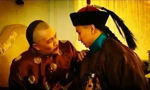 雍正王朝弘昼在丰台大营时,为何不戳穿老三和八爷假传圣旨