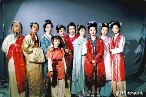 87版红楼梦演员生活合照,当年的他们略显青涩,很多人完全认不出