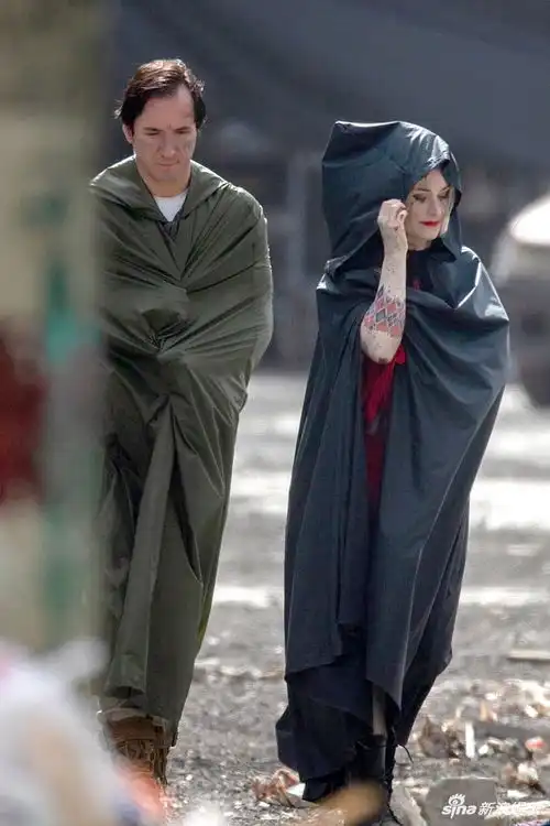 组图小丑女红裙造型曝光娇艳可人与同事边走边聊默契十足