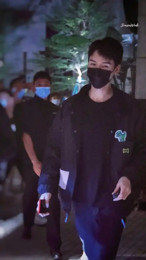 镜头拍不到龚俊时半蹲着补妆,扶群演吊威亚,细心善良成了习惯
