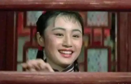 46岁曹颖近照曝光肤白貌美,跟谢娜争一姐的她为何糊成了十八线
