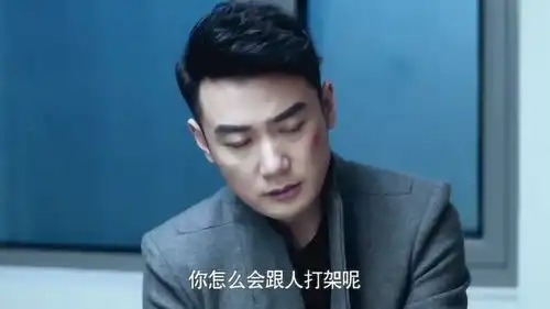 急诊科医生去到急诊科救治秦宇宁胳膊骨折,接诊他的是殷翔