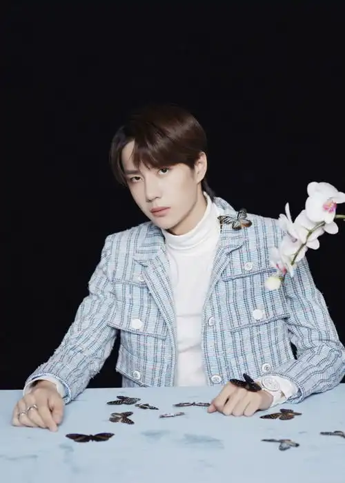 肖战王一博再同框,西装遇上小香风,不愧是陈情令男孩