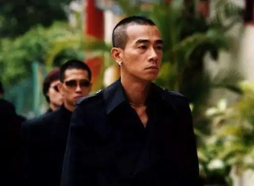 陈小春为什么10年不换车,看到他的车,网友我一辈子也不换
