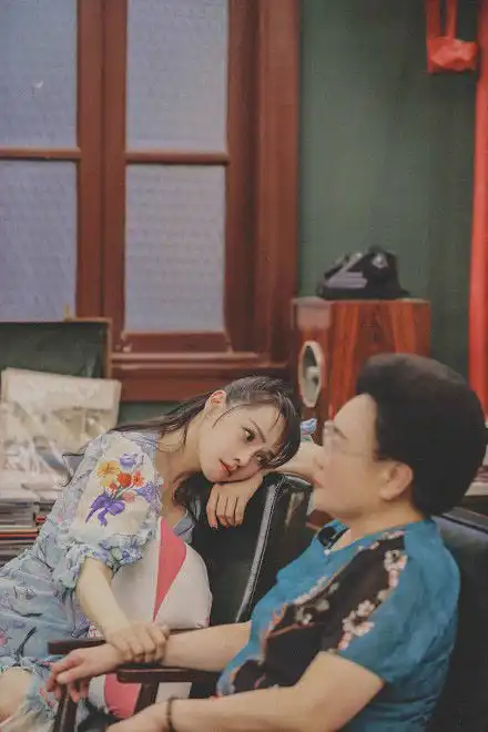 伊能静发文感谢张萌黄圣依到访节目,三姐妹重聚破再不和传闻