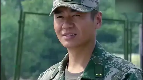 我是特种兵美女转过身,特种兵掉地上了
