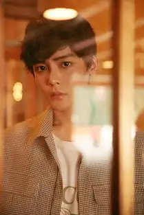 侯明昊纽约复古大片尽显少年悠闲时光