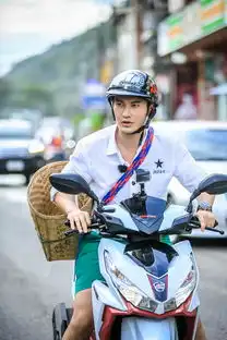 黄晓明中餐厅携女周冬雨骑摩托采购,网友黄晓明假老司机无疑
