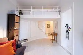 名副其实蜗居生活带阁楼的迷你纯白色公寓
