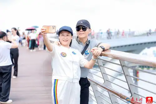 中秋穗月相约广东9对新人广州塔顶甜蜜宣誓,中外家庭享受浪漫中秋
