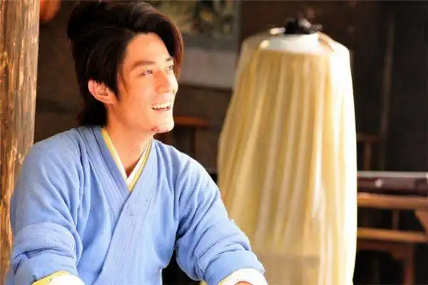 金庸武侠中的两位男主角,身世成谜,师父竟是奸恶之人