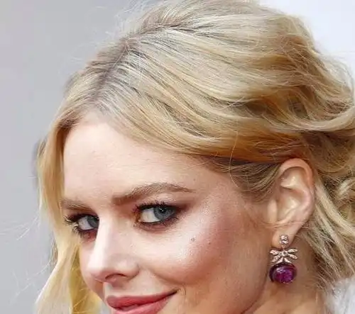 她嫁入豪门差点死于新婚夜,撞脸玛格特罗比,私下造型是真小丑女