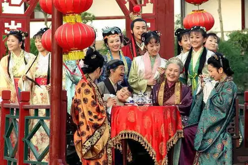 黛玉说宝玉银样镴枪头,鸳鸯怒骂缩头乌龟,豪门贾家为何阴盛阳衰
