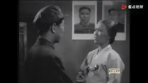 电影经典老电影三八线上,志愿军看望大娘,中途发现特务匆忙离开
