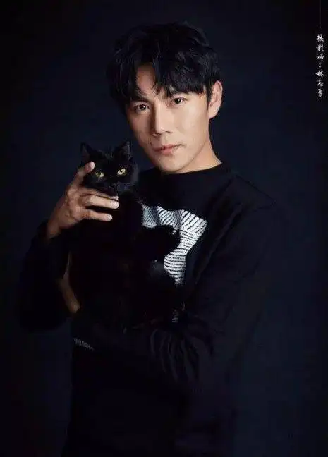 著名演员秦昊曾整过容快来看看隐秘的角落里,他原来的面目
