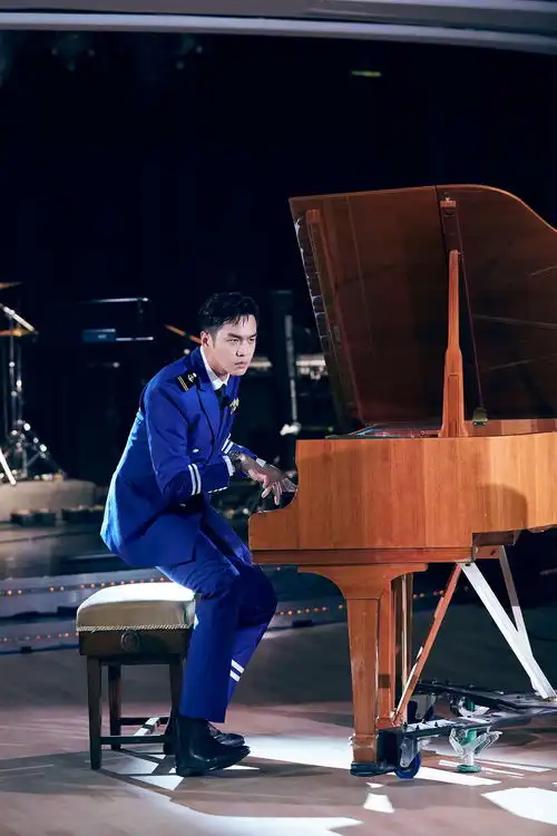 组图张若昀着蓝色船长制服身形笔挺看书认真弹琴画风逗趣