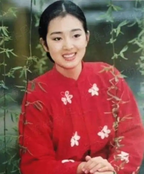 55岁巩俐,与张艺谋热恋六年,二婚嫁72岁法国音乐家,今风韵犹存
