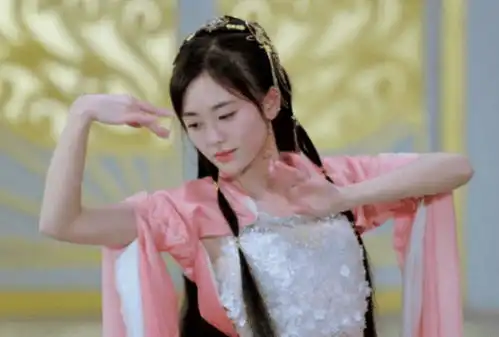 鞠婧祎被问穿破洞裤冷不冷,瞬间炸毛,粉丝真的是美呆了