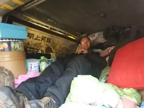 郑州年届九旬老人住报废面包车8年背后故事令人心酸