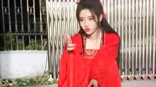 鞠婧祎一身红衣造型逗狗,书生换了一副面孔,简直太美了