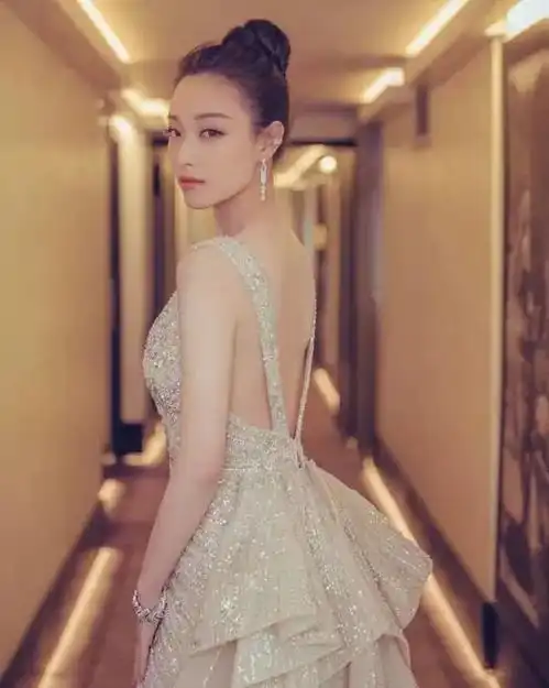 迪丽热巴的露背裙真好看,杨颖公主范,赵丽颖更是美得无可挑剔
