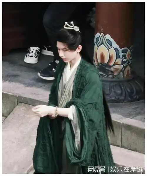 成毅新剧莲花楼路透照曝光
