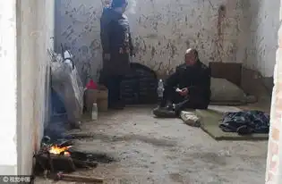 69岁老人蜗居废墟,凉水就馒头攒钱这么做全是为了他......