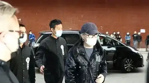 吴孟达家人发文,透露其骨灰将带回大马,周星驰亲自到场神情哀伤
