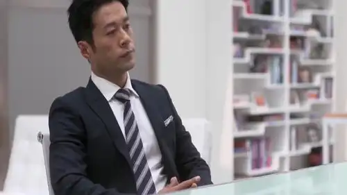 何以笙箫默龙一一走后,谭凯让手下把她送的东西都扔了,太狠了吧