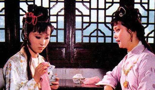 宫花事件,曹公用横向和纵向两个对比,体现林黛玉教养的缺失