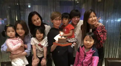 曾经小公主变苦命妈妈,半夜老公忽然失联焦虑女星找朋友撬门