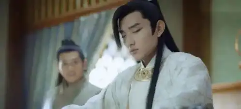 盲人式演技和瞪眼式演技大碰撞更绝的是男主的大烟熏妆眼影
