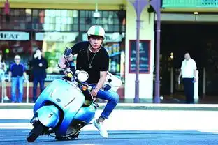 韩东君变身赛车手