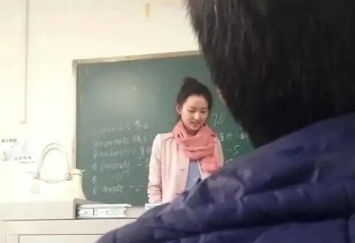 最美老师走红网络,评论区猥琐不堪,家长质疑教育重点何在